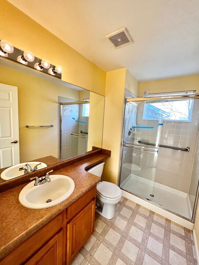 Building Photo - 4 bed, 3 bath Home in Huntington Hills Nei...