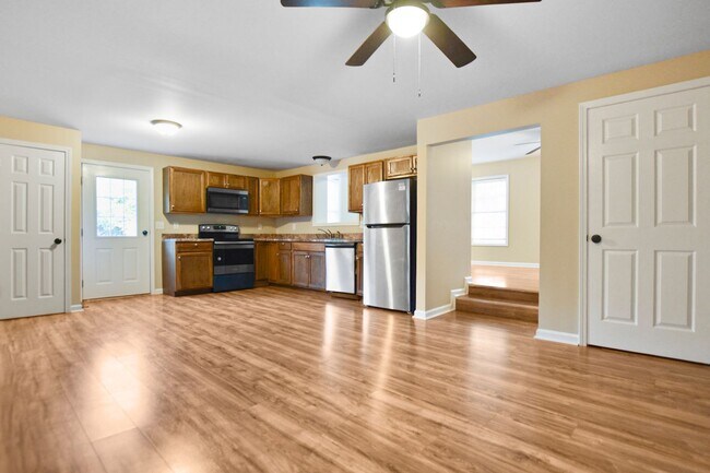 Building Photo - Pet Friendly Three Bedroom!