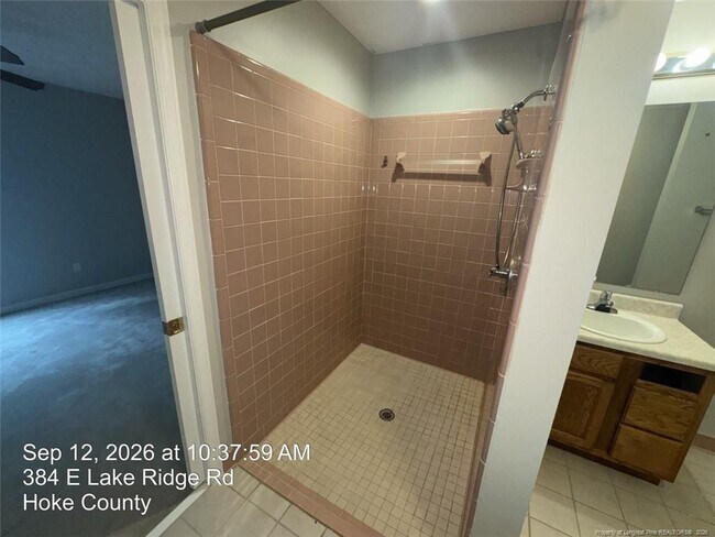 Building Photo - 384 E Lake Ridge Rd