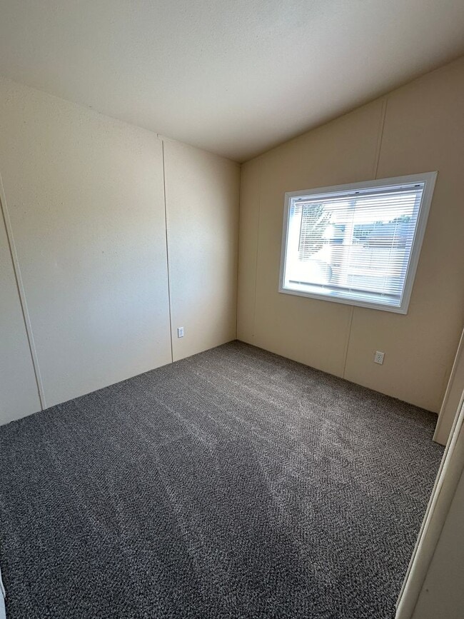 Building Photo - 3 Bedroom 2 Bath Home Available Now