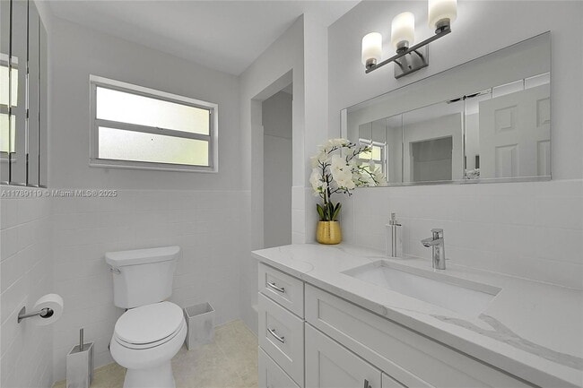 Building Photo - 810 SW 12th Ct