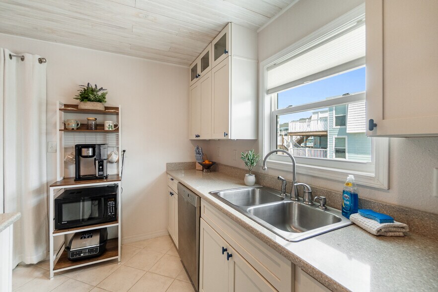 Building Photo - 1100 Fort Pickens Rd