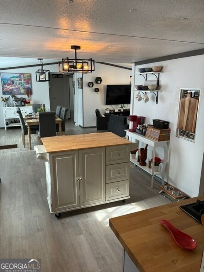 Building Photo - 215 Lynn Dr