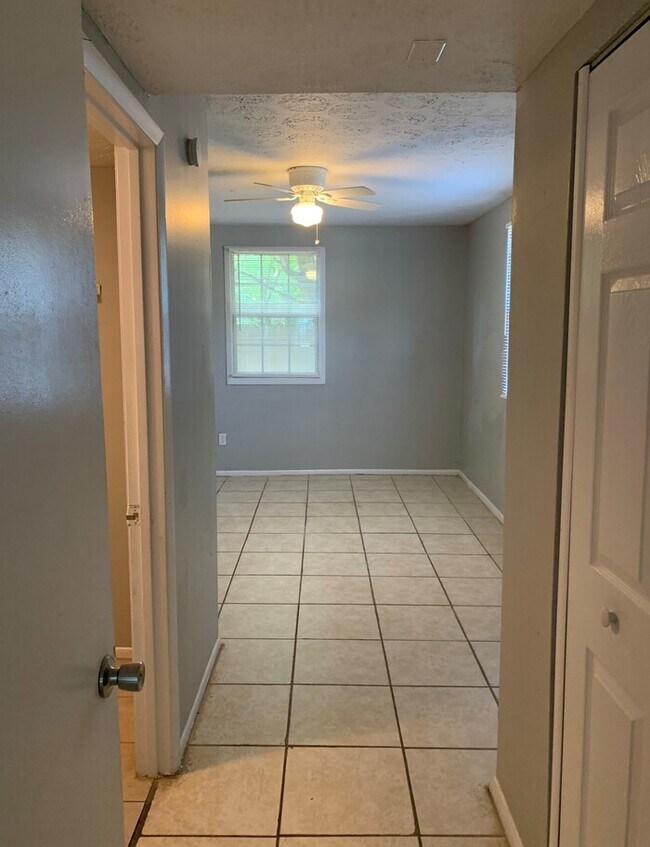 Building Photo - Spacious 3 Bedroom Home Near River City Marketplace