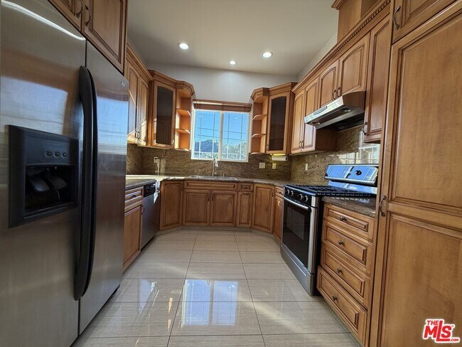 Building Photo - 10006 Samoa Ave