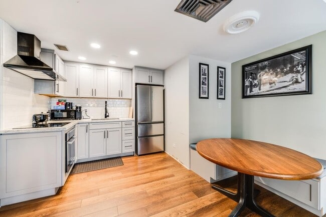 Building Photo - 2BED 2 BATH ALL UTILITIES INCLUDED DOWNTOW...