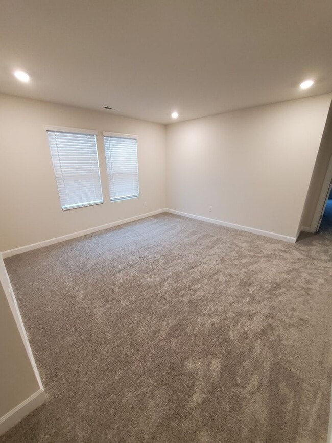 Building Photo - Beautiful Home in Huntersville