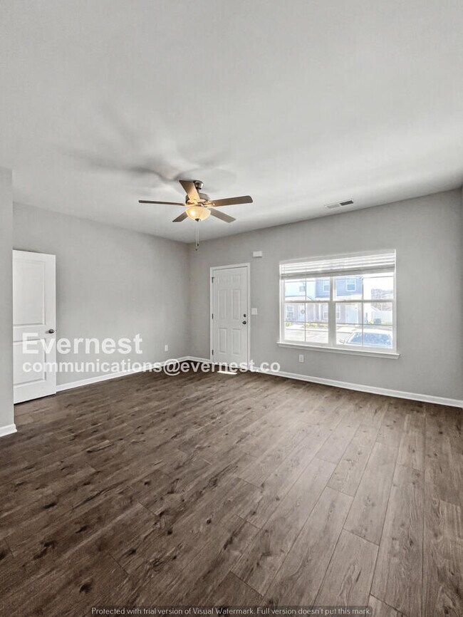 Building Photo - Limited Time Special Offer / 2 Bed/2.5 Bath Townhome with Off-Street Parking / Pet-Friendly / Ava...