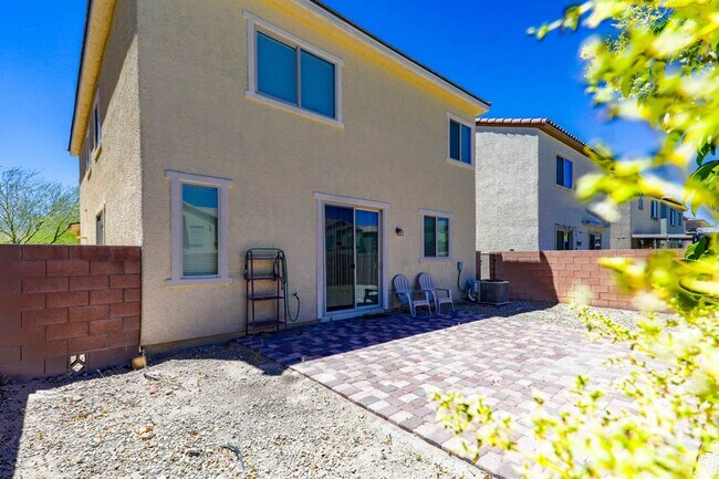 Building Photo - 4 Bed, Beauty With First Floor Bed And Full Bath