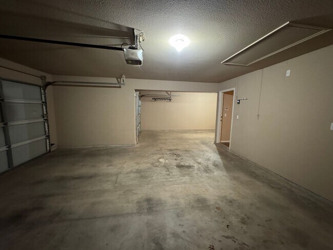 Building Photo - Bixby 3 car garage, great lot!