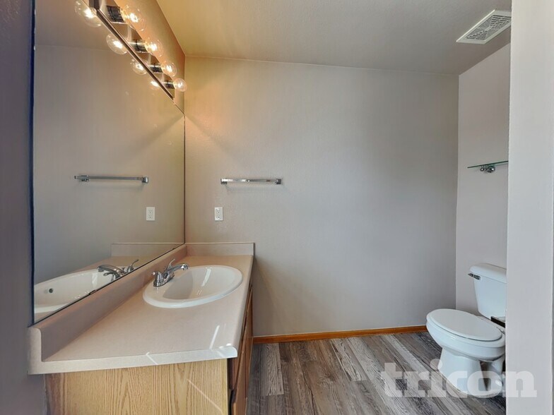 Building Photo - 5525 E 130th Dr