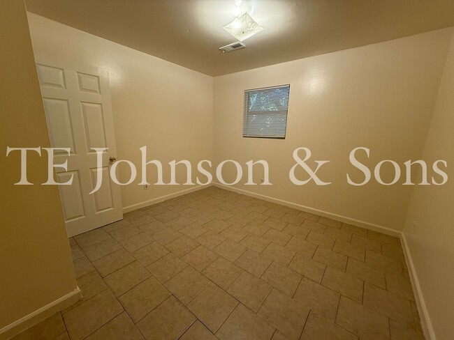 Building Photo - Comfortable 2 Bedroom Living with All Utilities Included on Oakcroft