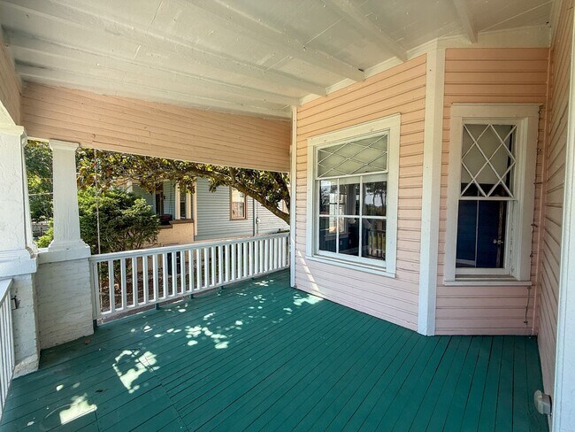 Building Photo - 1416 E La Rua St