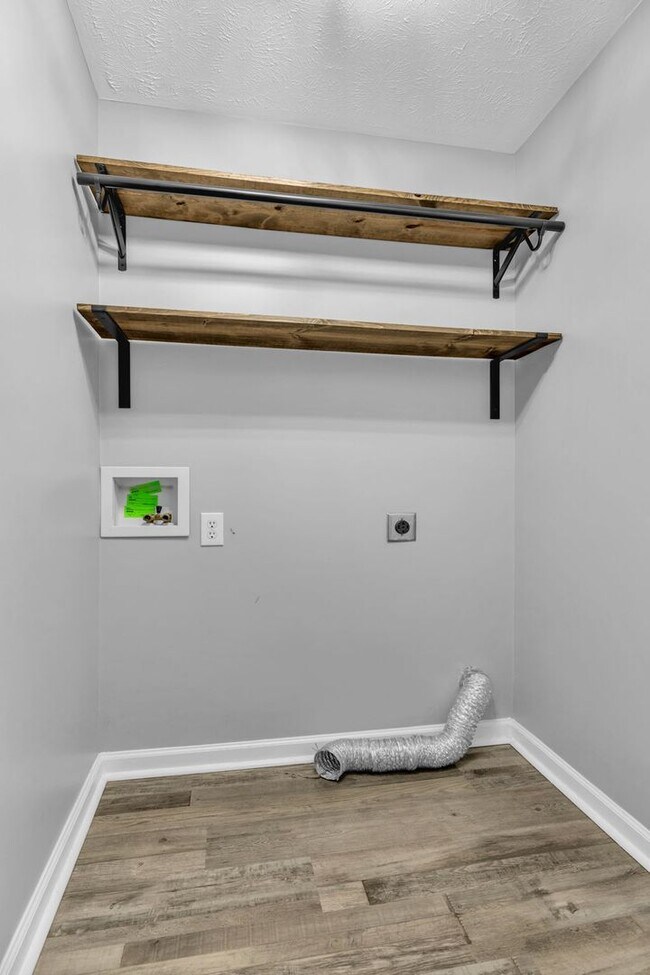 Building Photo - Move-in Ready Townhome in heart of Spring Hill