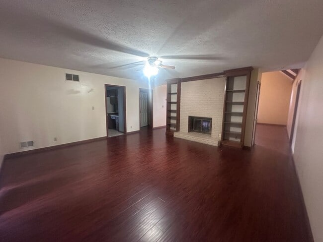 Building Photo - 1002 Juniper Springs Dr