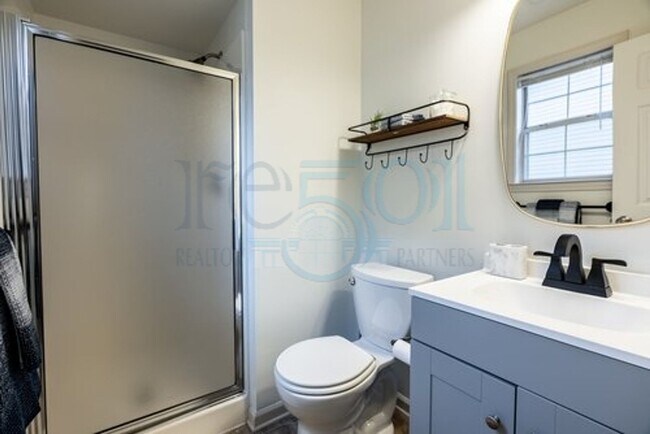 Building Photo - Available in Early August Attn: Pilots! 3BR 2BA Crashpad!