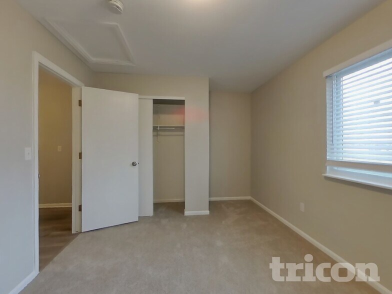 Building Photo - 500 N 28th Ave