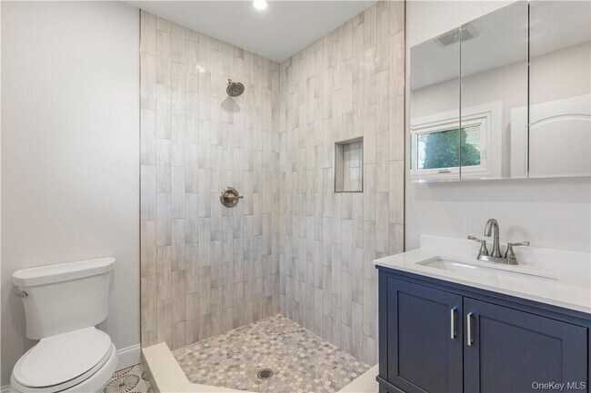 Building Photo - 17 Soundview Ave