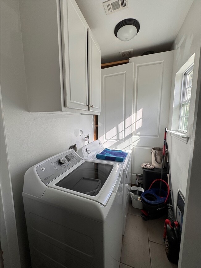 Building Photo - 208 E 38th St