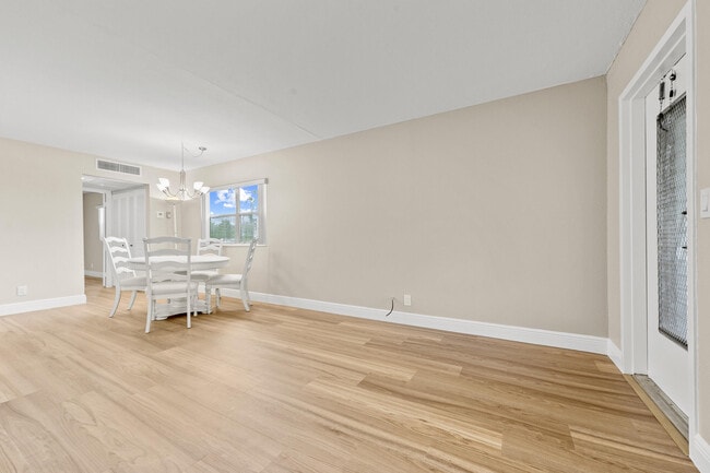 Building Photo - 723 Flanders Dr