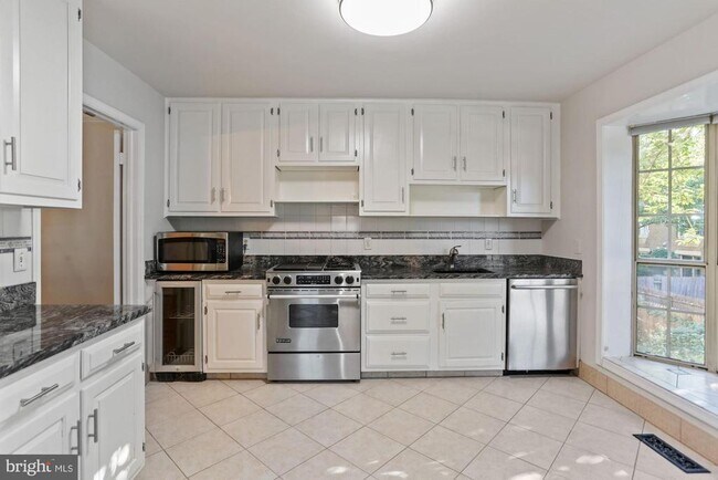Building Photo - 1454 McLean Mews Ct