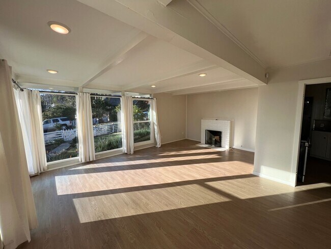 Building Photo - Laguna Beach Cottage Home 2 Bed 1 Bath