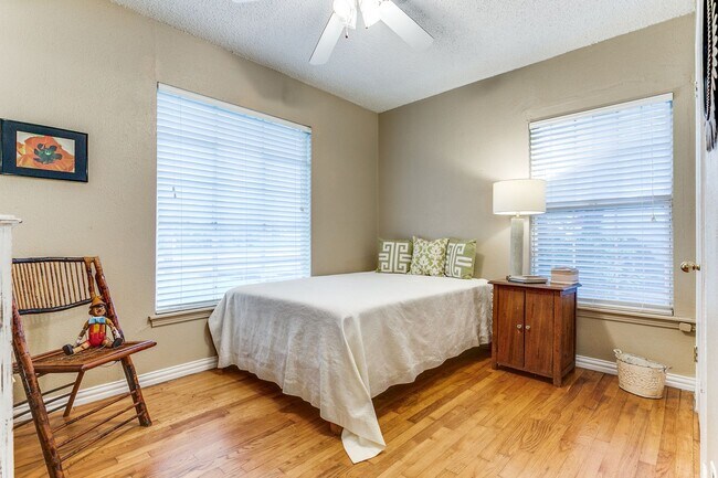 Building Photo - 2-BEDROOM DUPLEX IN WILSHIRE TERRACE