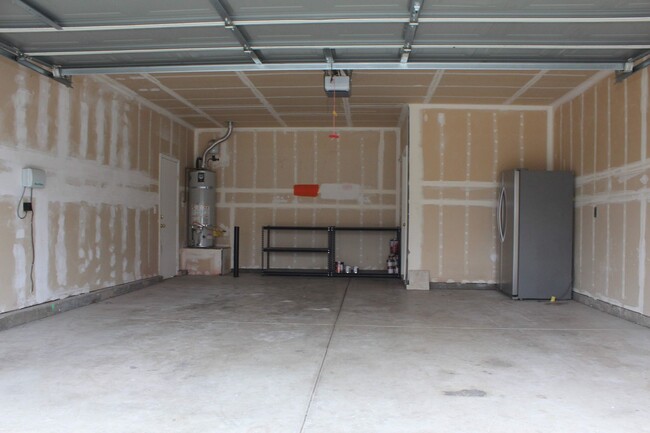 Building Photo - 4 bedroom, 2 bathroom home in Plumas Lake