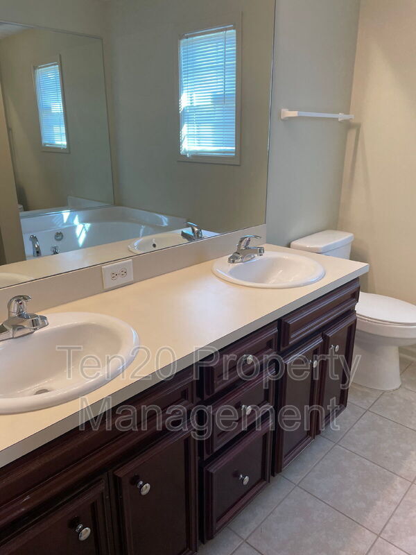 Building Photo - 5715 Boby Dr