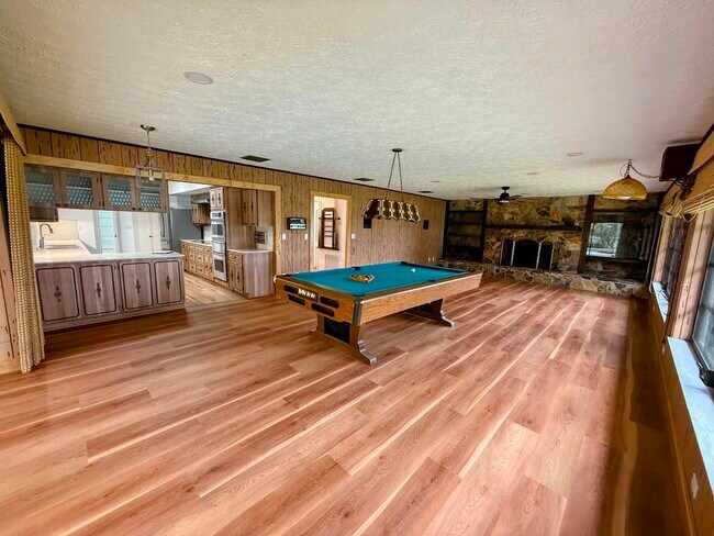 Building Photo - 465 SE Naranja Ave