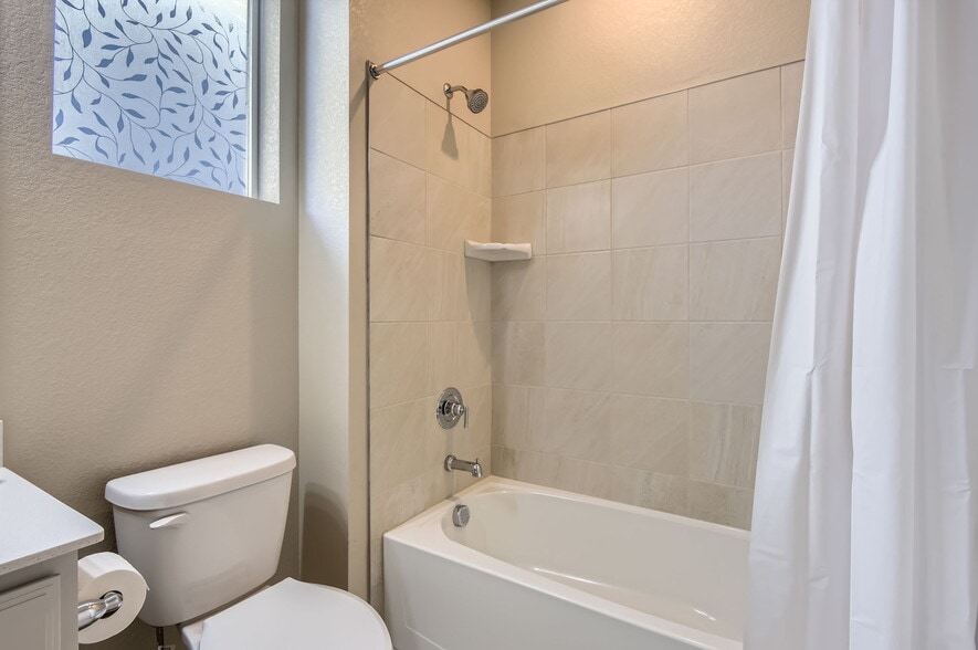 1st Floor Shower/Tub - 588 Silver Rock Trl