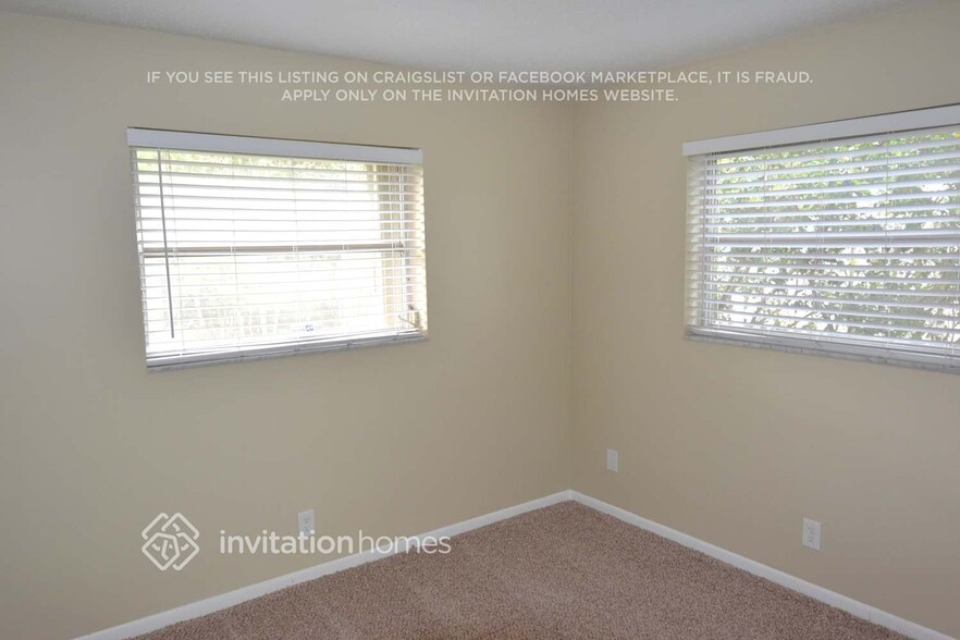 Building Photo - 1132 Essex Dr