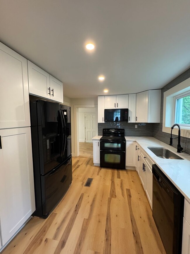 Building Photo - Gorgeous Fully Remodeled 2-Bedroom Home in...