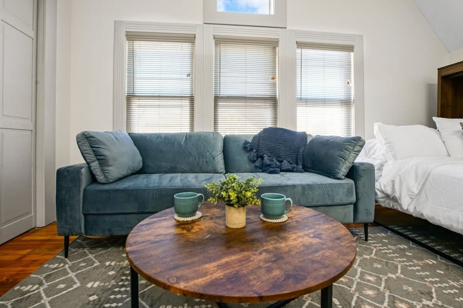 Building Photo - 1848 E 89th St