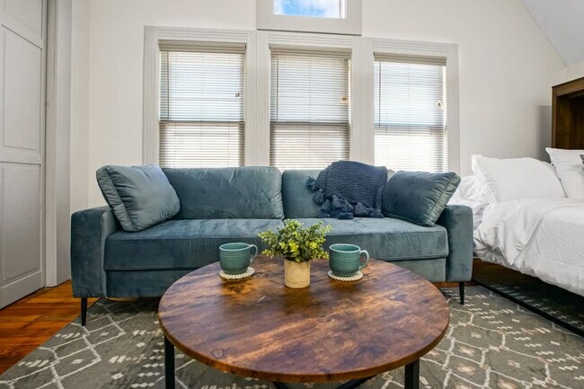 Building Photo - 1848 E 89th St