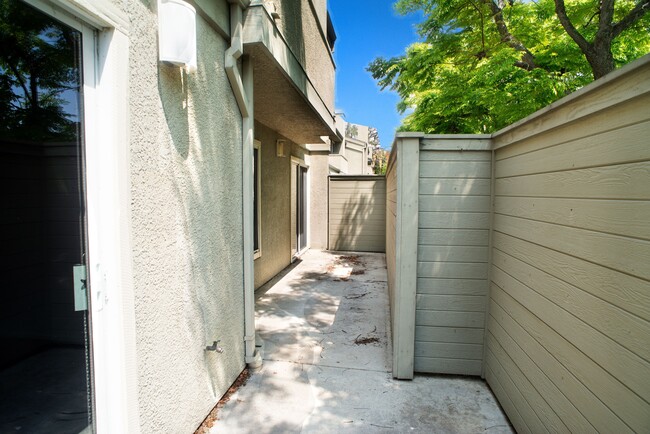 Building Photo - 15766 Midwood Dr