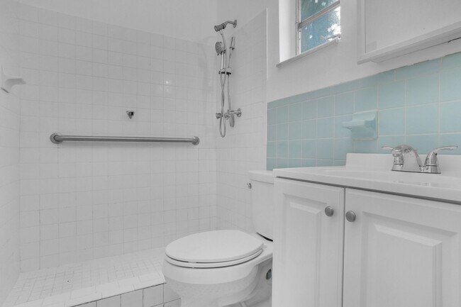 Building Photo - Beautiful Hollywood Home