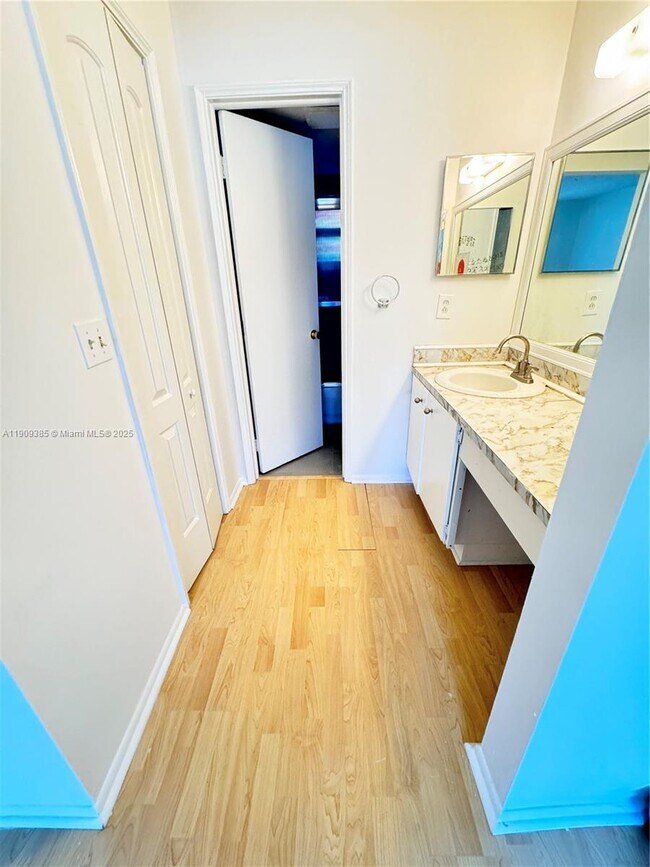 Building Photo - 9441 Evergreen Pl