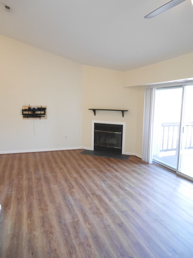 Building Photo - Roomy Two Bedroom Condo- Glen Burnie, MD