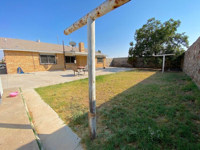 Building Photo - Northeast El Paso 3 Bed Refrig A/C