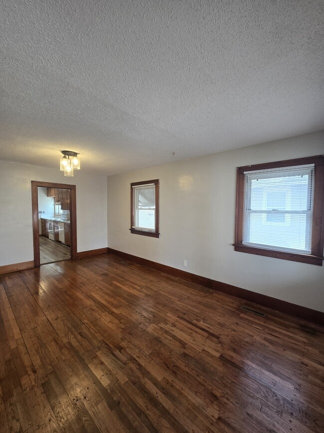 Building Photo - 526 N Martinson Ave