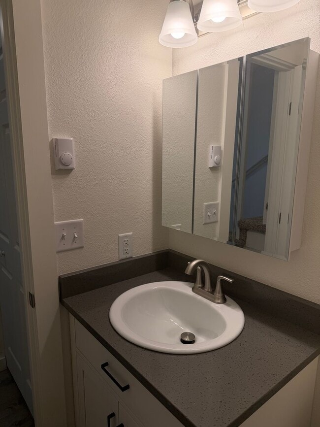 Building Photo - Updated 2 bedroom 1.5 bath duplex in Thurston!