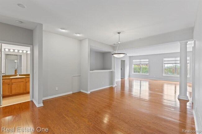 Building Photo - 3091 Camden Dr