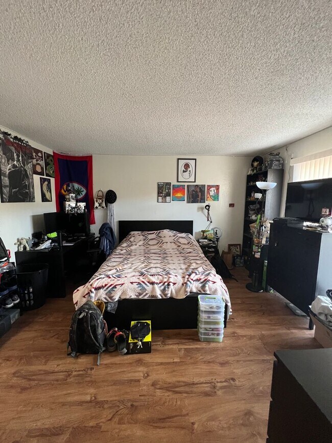 Building Photo - Rarely Available Private 5 Bed 3 Bath House w/ 2 Masters