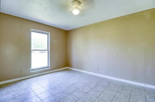 Building Photo - 301 Vanessa Ave