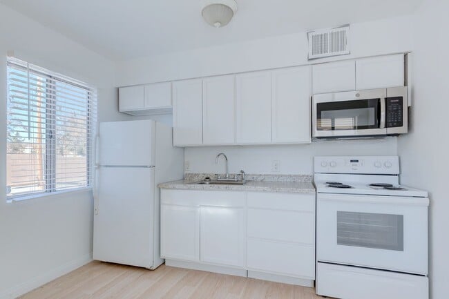 Building Photo - *** Private Home on Huge Lot - Modern and Spacious ***