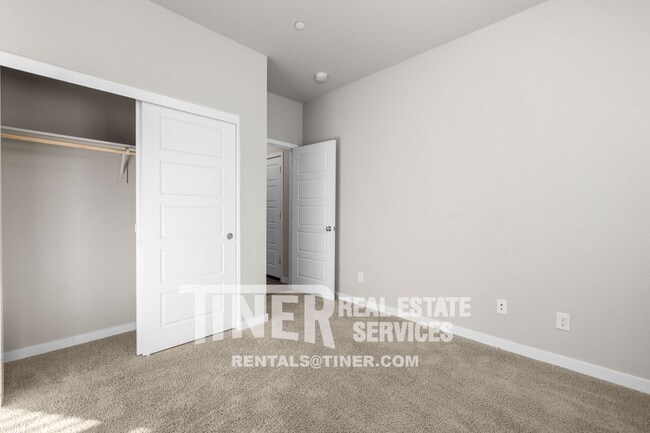 Building Photo - 4224 Roanne Wy