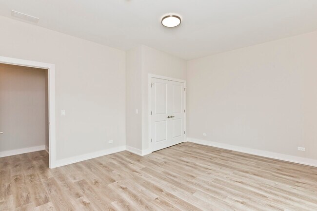 Building Photo - 2725 N Ashland Ave