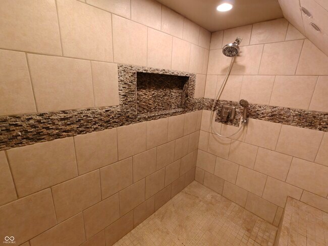 Building Photo - 802 Fern Dr