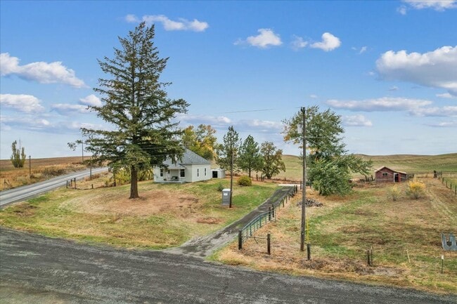 Building Photo - Charming Farmhouse in Fairfield